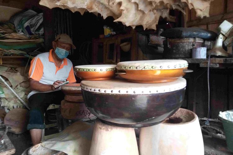 Khamim bertahan membuat rebana di masa pandemi Covid-19