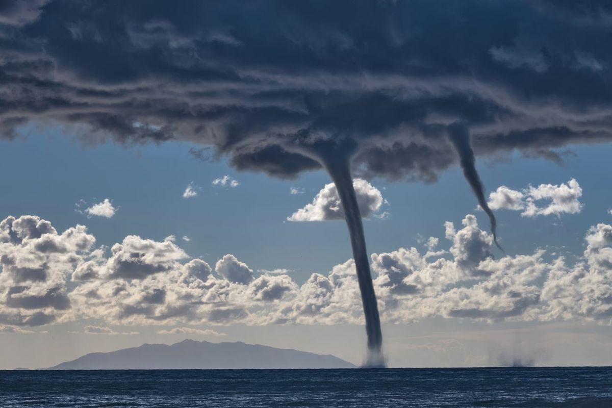 Ilustrasi fenomena waterspout. Angin puting beliung yang terjadi di permukaan air yang luas, baik di laut atau danau.