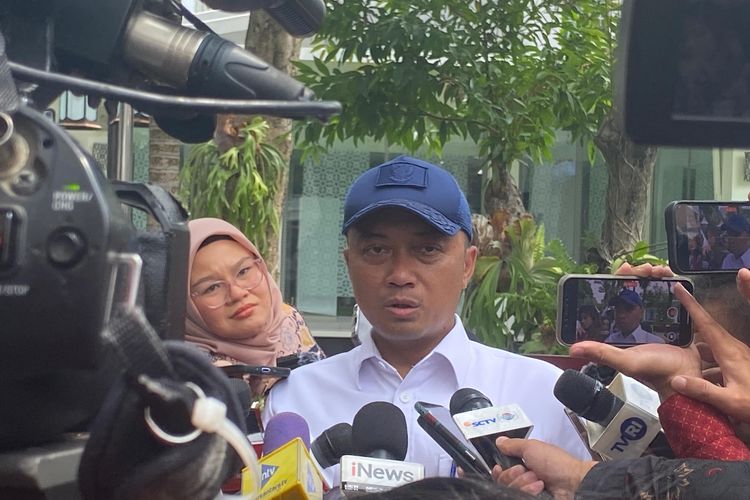 Menteri Sekretaris Negara (Mensesneg) Prasetyo Hadi usai meninjau geladi bersih upacara detik-detik proklamasi di Istana Merdeka, Kompleks Istana Kepresidenan, Jakarta Pusat, Kamis (14/8/2025). 