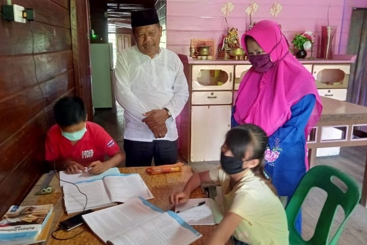 Tim Pengembang Mutu Pendidikan Sekolah (TPMPS) SMPN 5 Batan, Bengkalis, Riau berkunjung ke rumah siswa untuk membantu memastikan siswa bisa mengakses kegiatan belajar dari rumah dengan berbagai keterbatasannya.