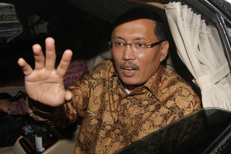 Sekjen Mahkamah Konstitusi (MK) Janedjri M. Gaffar usai menjalani pemeriksaan penyidik KPK di Jakarta Selatan, Senin (20/1/2014). KPK memeriksa Sekjen MK Janedjri M. Gaffar sebagai saksi kasus dugaan Tindak Pidana Pencucian Uang (TPPU) suap pengurusan sengketa Pilkada dengan tersangka mantan Ketua MK Akil Mochtar. TRIBUNNEWS/HERUDIN