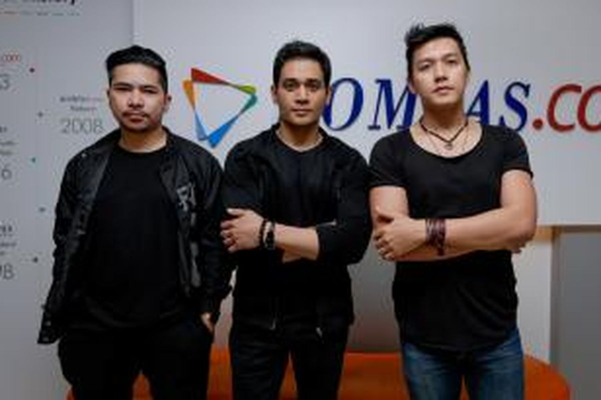 Tiga dari empat personel Electron 45 (dari kiri ke kanan), Dmust Akira (synthesizer dan rap), Tyo Nugroz (drum) dan Dirly (vokal dan gitar akustik), berpose di kantor Redaksi Kompas.com, di Gedung Kompas Gramedia, Jalan Palmerah Selatan, Jakarta Pusat, Rabu (8/4/2015). Satu lagi personel band itu, DJ Romy (gitar dan synthesizer), tak hadir. Grup beraliran pop elektronik tersebut tengah mempromosikan single kedua, Takut Kehilanganmu.