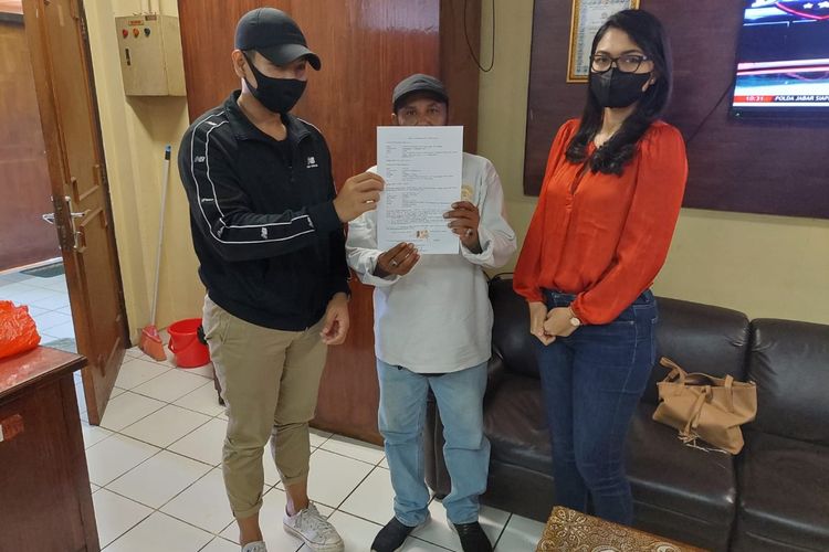 Korban SF dan saksi DBL bersama pelaku IWS (tengah) usai menandatangani surat perjanjian damai di Polres Kawasan Bandara I Gusti Ngurah Rai pada Minggu (24/2/2022). /Dok.istimewa