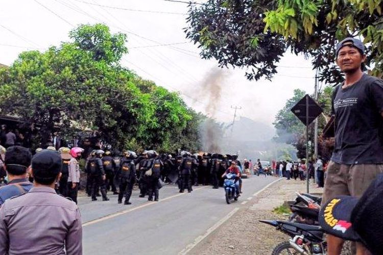 Eksekusi Lahan di Anggeraja Enrekang, Warga dan Brimob Bentrok, Senin (7/3/2022) 

