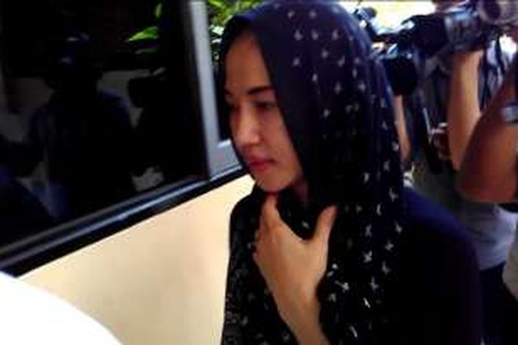 Dewi Aminah, istri Gatot Brajamusti saat akan menjalani pemeriksaan belum lama ini.