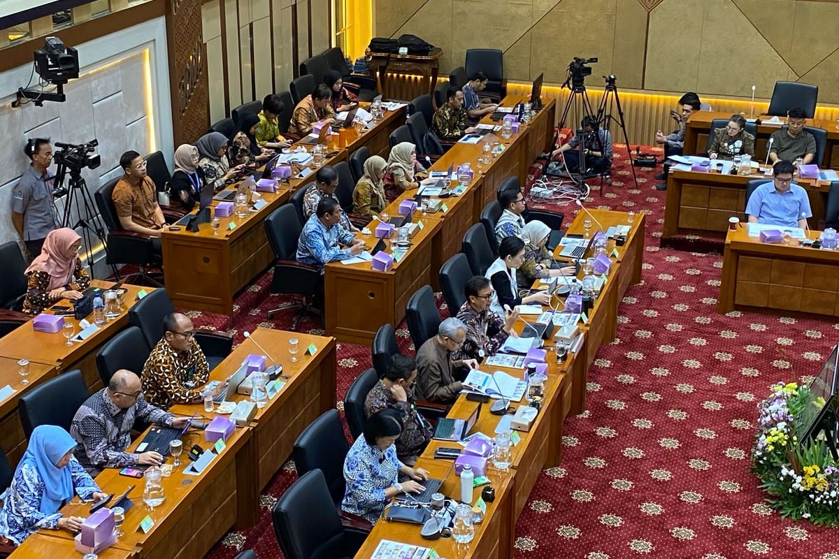 Menteri Kesehatan Budi Gunadi saat rapat kerja dengan Komisi IX DPR RI di Kompleks Parlemen, Senayan, Jakarta Pusat, Selasa (29/4/2025).