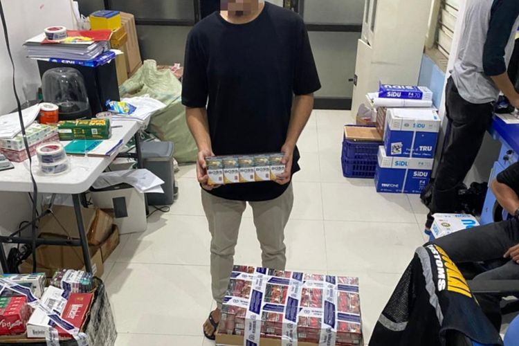 Inilah rokok ilegal yang berhasil disita dari salah satu angkringan di Desa Jatisari, Kecamatan Geger, Kabupaten Madiun, Jawa Timur. 