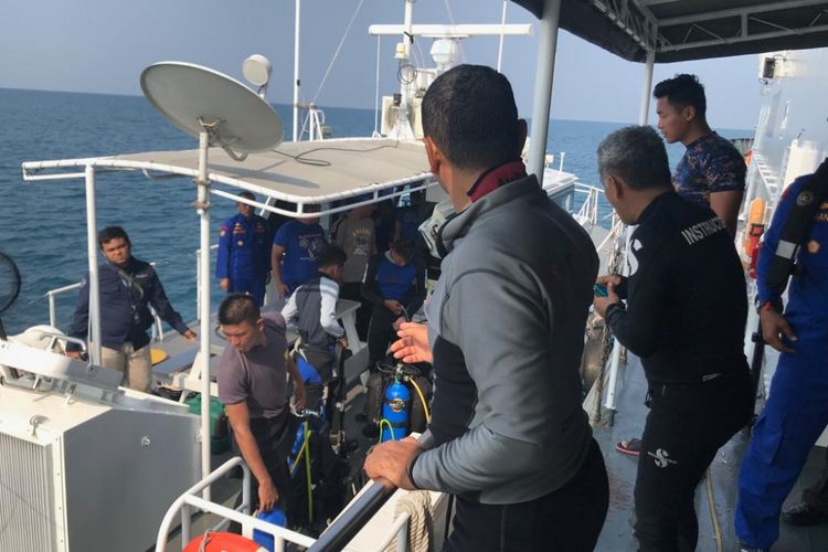 Penyelam dari Polisi Air Mabes Polri lakukan penyelaman untuk mencari pesawat Lion Air JT 610, di perairan Karawang, Jawa Barat, Rabu (31/10/2018). 