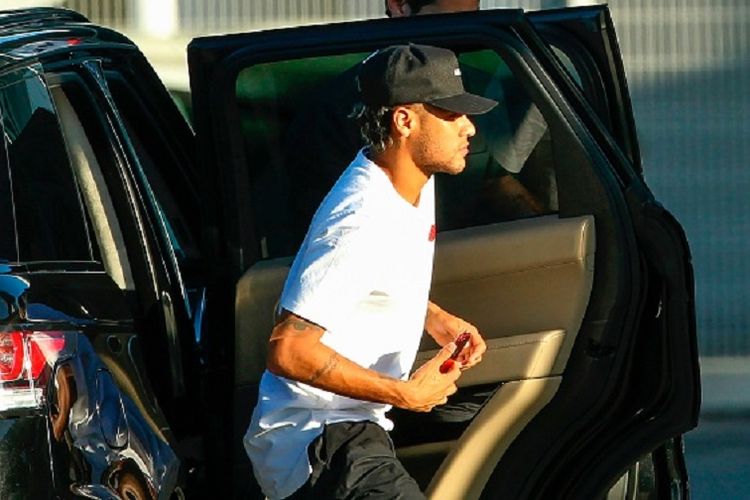 Neymar tampak turun dari mobil di sebuah bandara di Porto dalam perjalanan menuju Paris untuk diperkenalkan sebagai pemain PSG, Kamis (3/8/2017). 
