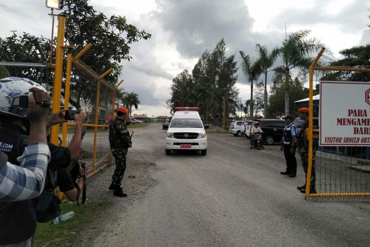 Mobil jenazah yang membawa jenazah Serda Handoko keluar dari hanggar Bandara Mozes Kilangin Timika menuju Brigif 20/ IJK Kostrad 3, Rabu (5/12/2018)