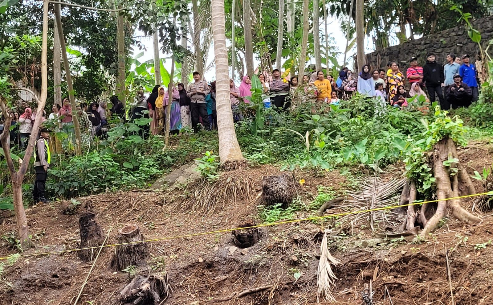 Rekonstruksi Pembunuhan 7 Bayi Hasil Inses Ayah dan Anak di Banyumas Jadi Tontonan Warga