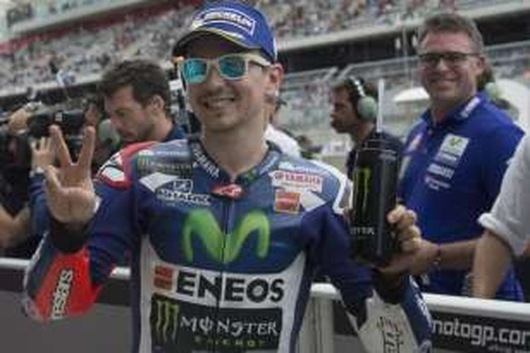 Pebalap Movistar Yamaha asal Spanyol, Jorge Lorenzo, merayakan keberhasilan mencatat waktu tercepat kedua pada sesi kualifikasi GP Americas di Circuit of The Americas (COTA), Sabtu (9/4/2016).