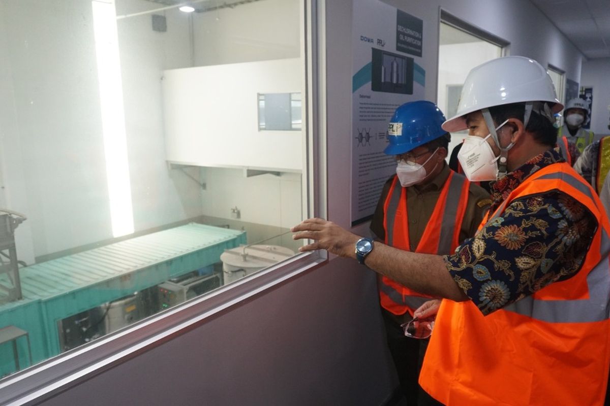 Wakil Menteri Lingkungan Hidup dan Kehutanan (KLHK) Alue Dohong saat meninjau fasilitas pengolahan limbah B3 milik PT Prasadha Pamunah Limbah Industri (PPLI) di Bogor, Jawa Barat, Kamis (31/5/2023).