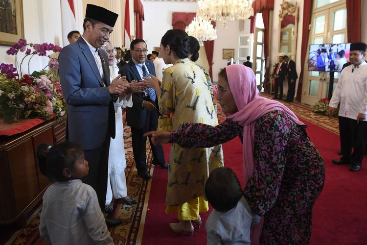 Presiden Joko Widodo (kiri) dan Ibu Negara Iriana joko Widodo (kedua kiri) menerima Menteri Kelautan dan Perikanan Susi Pudjiastuti (kanan) saat halalbihalal di Istana Negara, Jakarta, Rabu (5/6/19). Presiden bersama Ibu Negara Iriana Joko Widodo, Wakil Presiden Jusuf Kalla dan Ibu Mufidah Kalla menggelar halalbihalal Idufitri 1 Syawal 1440 Hijriah di Istana Negara yang terbuka bagi masyarakat umum maupun pejabat negara.