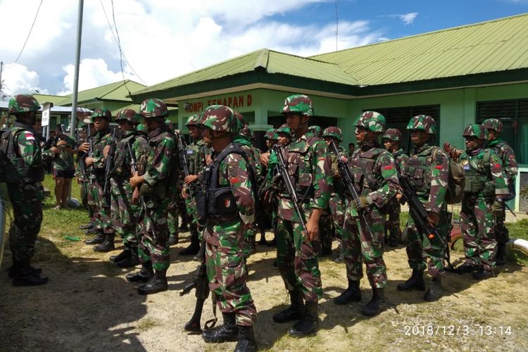 Aparat TNI yang ditugaskan untuk melakukan evakuasi ke Yigi.