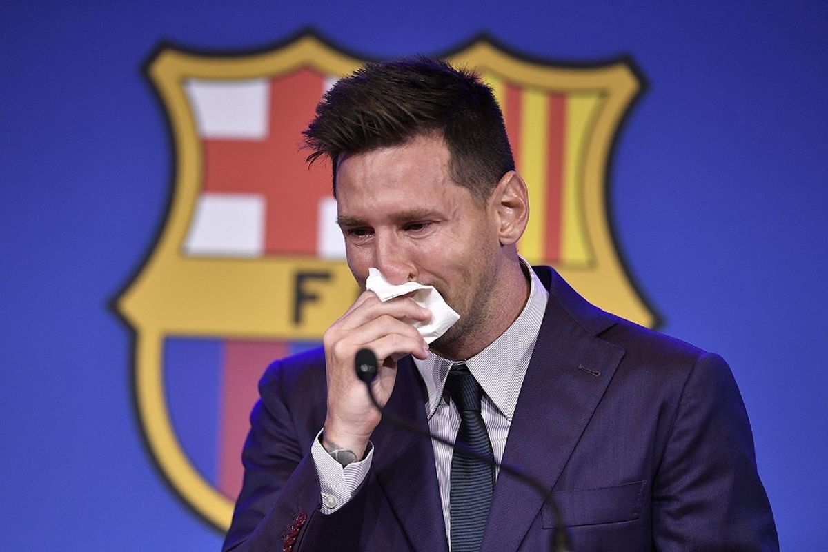 Penyerang Barcelona asal Argentina Lionel Messi menangis pada awal konferensi pers di Stadion Camp Nou di Barcelona pada 8 Agustus 2021. 
