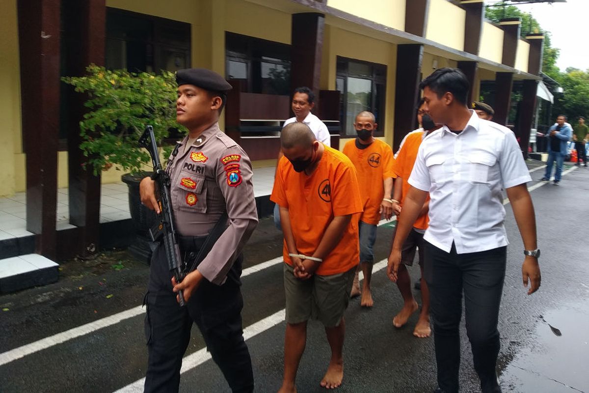Polisi menggiring tiga tersangka penganiayaan hingga tewas terhadap DK alias Kenting (34) meninggalkan lokasi konferensi pers di Mapolres Blitar Kota, Selasa (19/8/2025)