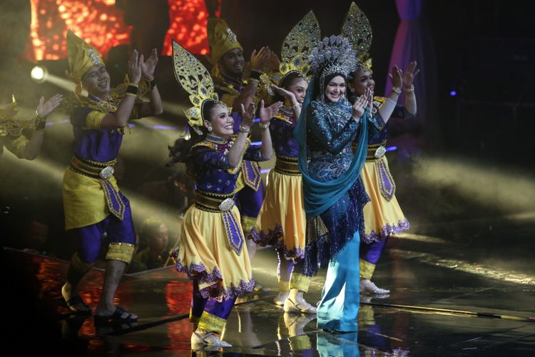 Penyanyi Malaysia Siti Nurhaliza tampil dalam konser Dato Sri Siti Nurhaliza On Tour di Istora Senayan, Jakarta Pusat, Kamis (21/2/2019) malam. Siti Nurhaliza akan menyanyikan 14 lagunya. Konsernya akan terdiri dari empat segmen, yaitu Tradisional, Ballad, Unplugged, dan Modern.