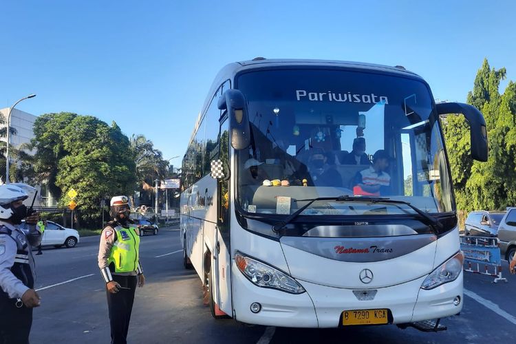 Polisi memutarbalikkan bus yang akan menuju ke aksi reuni 212, Kamis (2/12/2021).