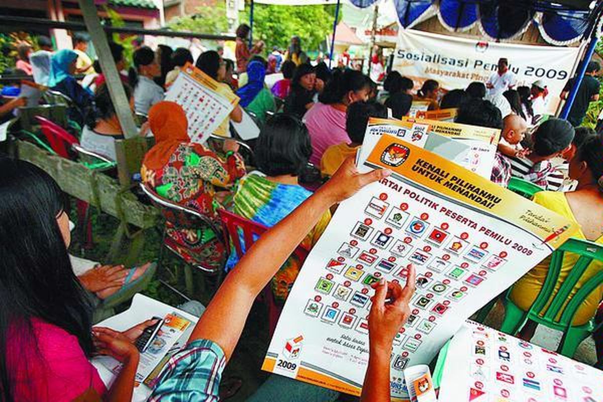 Menjelang waktu pemungutan suara, 9 April mendatang, sosialisasi pemilu terus dilakukan oleh Komisi Pemilihan Umum, seperti kepada warga di pinggiran rel di kawasan Menteng Jaya, Menteng, Jakarta, Minggu (5/4).