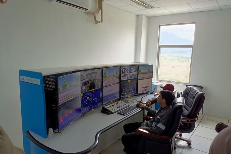 Para calon masinis kereta cepat tengah mengikuti pelatihan menggunakan mesin simulator di Stasiun Tegalluar, Kabupaten Bandung, Jawa Barat pada Rabu (17/1/2024) dari 72 peserta, 40 orang masinis di latih di Tegalluar sedangkan 32 masinis lain di latih di Madiun Jawa Timur