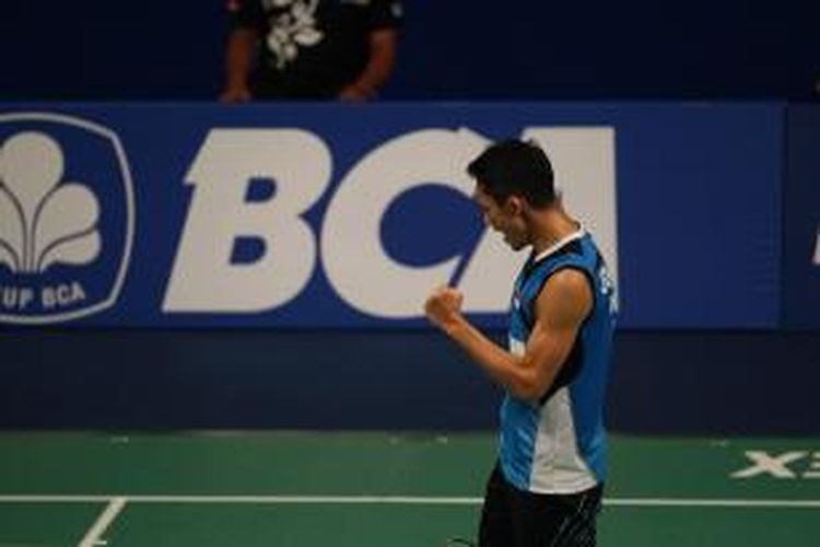 Pebulu tangkis Indonesia Jonatan Christie berhadapan dengan pebulu tangkis Taipei Chou Tien Chen di kelas tunggal putra turnamen BCA Indonesia Open Superseries Premier 2015 di Istora Senayan, Jakarta, Rabu (3/6/2015). Jonatan melaju ke babak kedua usai menang dengan skor 21-18, 21-19.