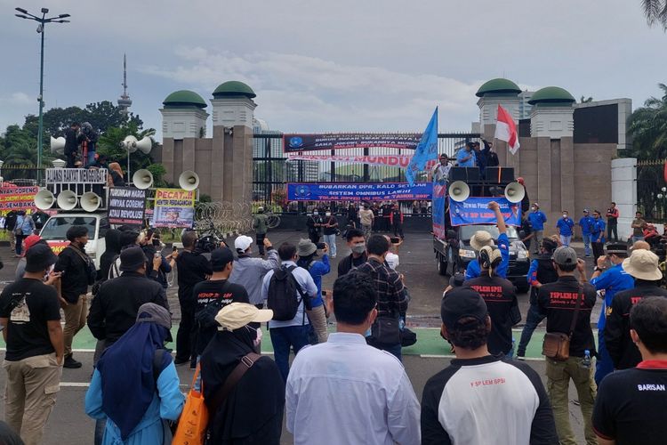 Suasana massa aksi yang memenuhi depan gedung DPR/MPR, Jakarta, Kamis (21/4/2022).