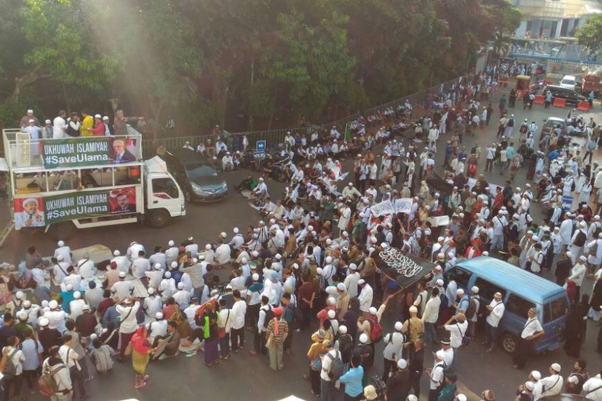 Massa aksi bela ulama di Masjid Istiqlal, Jakarta, Jumat (9/6/2017).