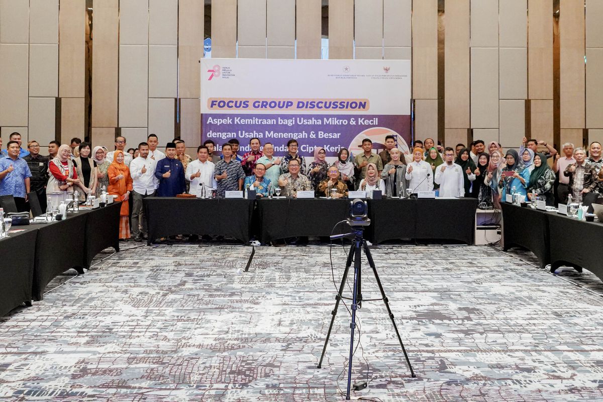 Para peserta Focus Group Discussion (FGD) bertajuk ?Aspek Kemitraan Bagi Usaha Mikro Kecil dengan Usaha Menengah dan Besar dalam UU Cipta Kerja? berfoto bersama. FGD ini dilaksanakan di Kota Batam, Jumat (4/8/2023) 