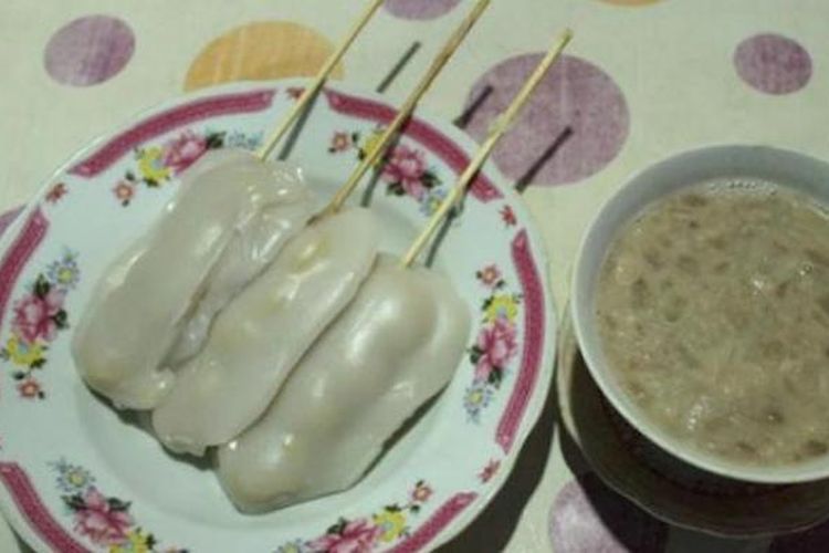 Wedang kacang dan sate pisang.