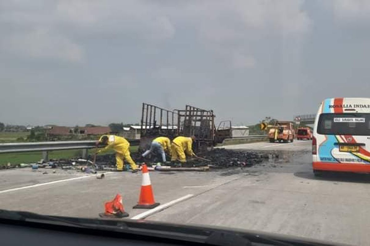 Truk terbakar di Tol Mojokerto-Jombang, Senin (24/5/2021)