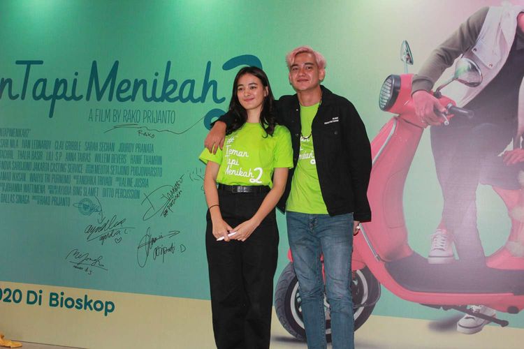Adipati Dolken dan Mawar Eva de Jongh  menghadiri peluncuran poster dan trailer film tersebut di Falcon Bioskop, Mampang,Jakarta Selatan, Senin (20/1/2020).Film Teman Tapi Menikah 2 akan tayang di bioskop pada bulan 27 Februari.