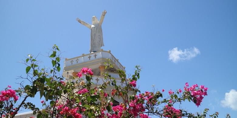 Monumen Kristus Raja lekat dengan kegiatan keagamaan khususnya umat Katolik. Beragam kegiatan rutin seperti sembahyang, misa, hingga tempat penyimpanan arak-arakan patung arca Yesus digelar di Monumen Kristus Raja. 