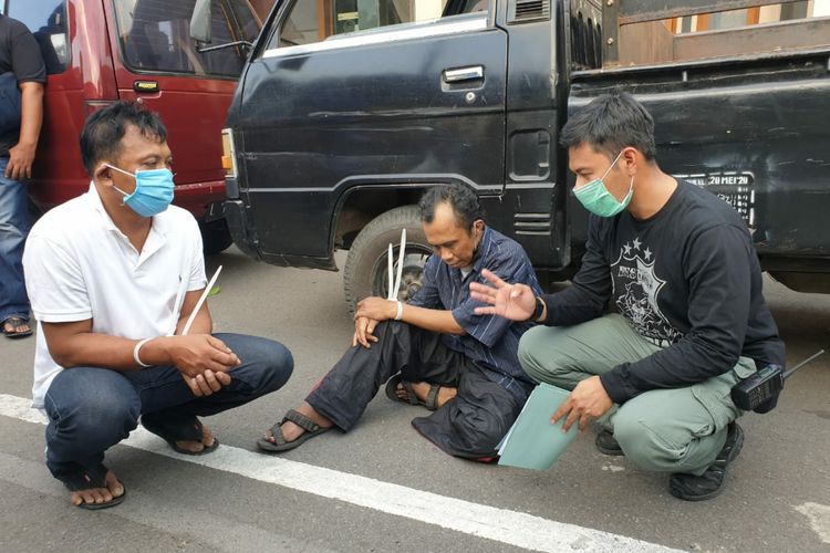 Dua orang  anggota komplotan pencuri mobil (tangan terborgol tali) ditangkap personel Polres Blitar Kota, Jawa Timur, Jumat (24/4/2020).