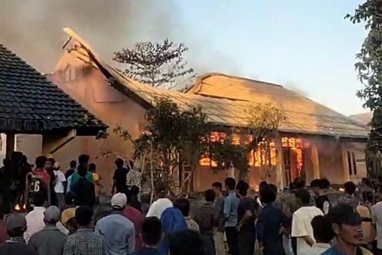 Tampak bangunan SMP Negeri 2 Dompu terbakar, Rabu (30/8/2023).
