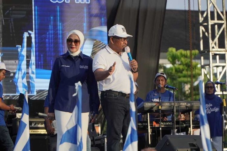 Widya Pratiwi Ismail, istri gubernur Maluku Murad Ismail ketika resmi mendeklarasikan diri untuk maju sebagai calon Anggota DPR RI dari Partai Amanat Nasional (PAN). Acara deklarasi berlangsung di Lapangan Merdeka Ambon, Sabtu (17/6/2023).