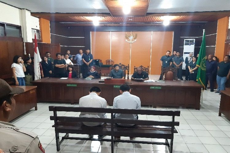 Dua terdakwa pembunuh guru SMK saat menjalani sidang putusan di Pengadilan Negeri Manado, Senin (2/12/2019)