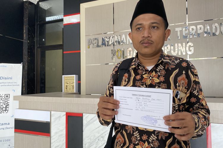 Ketua Yayasan Pendidikan Praja Utama Gus Dimyati saat mengadu ke Polda Lampung, Jumat (17/3/2023) pagi.