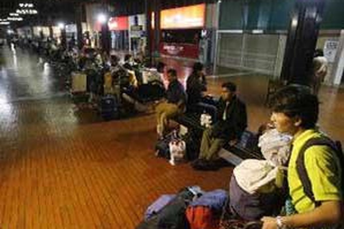Sejumlah penumpang pesawat di terminal kedatangan menanti jemputan dan angkutan umum di Terminal I Bandara Soekarno-Hatta, Tangerang.