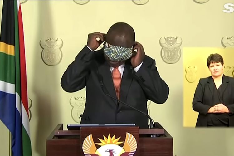 Presiden Afrika Selatan Cyril Ramaphosa kesulitan mengenakan masker ketika mengumumkan kelonggaran dalam penerapan lockdown guna memerangi virus corona. Upayanya itu kemudian menjadi viral dan menjadi bahan lelucon netizen di Twitter.