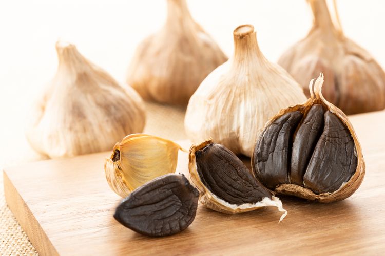 Black garlic merupakan bawang putih segar yang difermentasi hingga lunak dan menghitam.