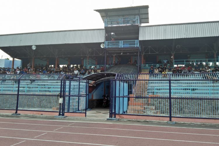 Para suporter dengan setia menyaksikan skuad Persela Lamongan berlatih di Stadion Surajaya, Kamis (7/2/2019) sore.