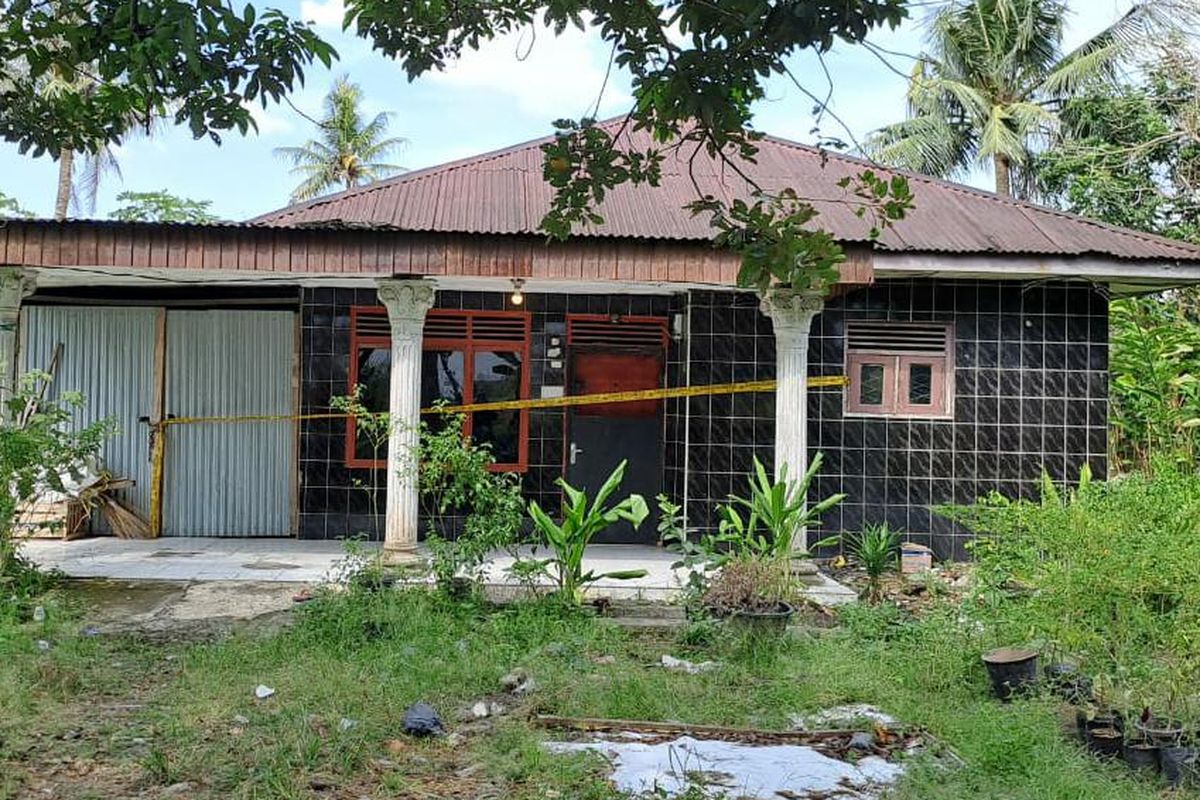 Suasana kediaman Rita Jelita Sinaga (25) diberi garis polisi di Jalan Diski Glugur Rimbun, Desa Sei Mencirim, Kecamatan Sunggal, Kabupaten Deli Serdang pada Minggu (9/6/2024).