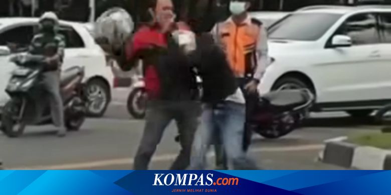 Pengendara Motor Adu Jotos di Tengah Jalan Pasar Minggu, Diduga akibat Bersenggolan - Kompas.com - Megapolitan Kompas.com