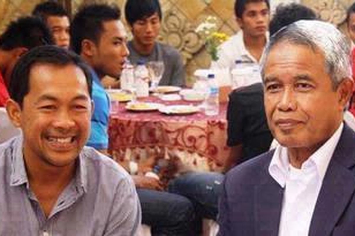 Ketua Umum PSSI Djohar Arifin Husin (kanan) dan Asisten Pelatih Timnas U-23 Aji Santoso serta para pemain timnas U-23 saat berada di pendopo Kota Batu, Jawa Timur, Rabu (27/7/2011).