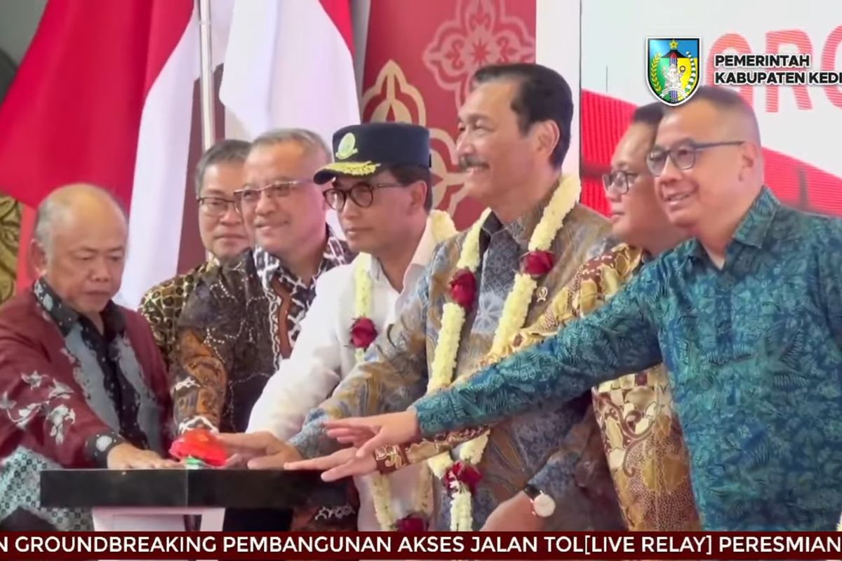 Bandara Dhoho Kediri, Provinsi Jawa Timur (Jatim), telah diresmikan oleh Menteri Koordinator (Menko) Bidang Kemaritiman dan Investasi (Marves), Luhut Binsar Pandjaitan pada Jumat (18/10/2024).