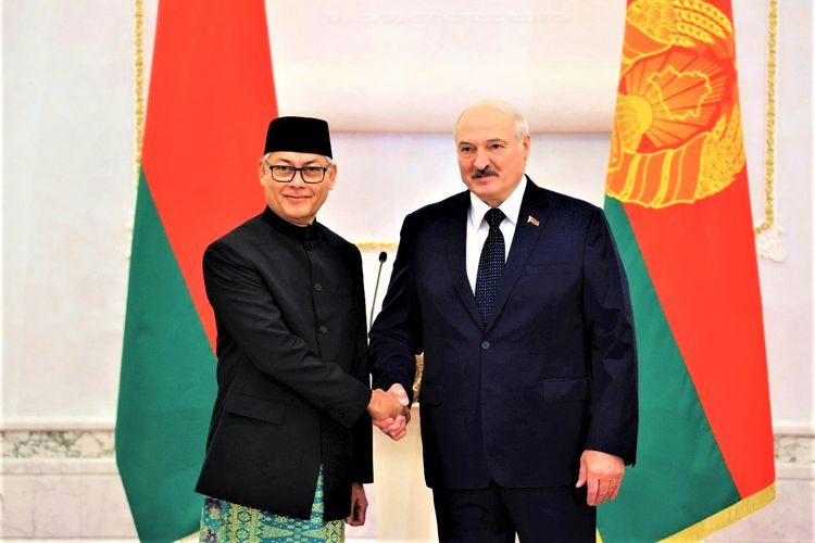 Dubes Jose Tavares bersalaman dengan Presiden Belarus Alxander Lukashenko.