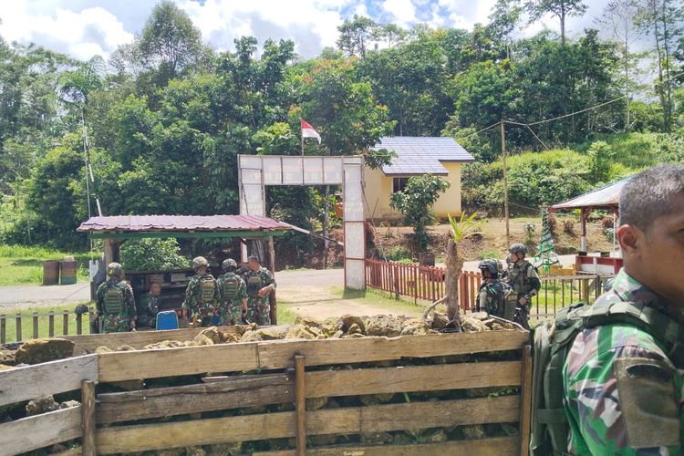 Suasana di pos TNI yang diserang oleh kelompok yang diduga TPNPB 