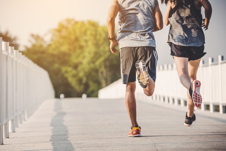 Terlepas dari perbedaan jogging dan lari, keduanya juga memiliki banyak kesamaan, terutama dalam hal manfaat kesehatan.