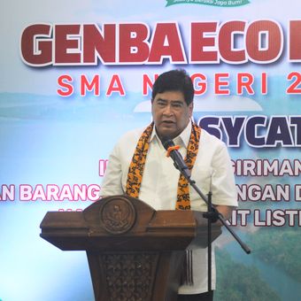 Wakil Presiden Direktur PT Toyota Motor Manufacturing Indonesia (TMMIN) Bob Azam (kedua kanan) didampingi Kepala Sekolah SMAN 2 Painan Erisman (kanan) dan Managing Editor National Geographic Indonesia Mahandis Yoanata Thamrin (kedua) tengah berbincang dengan para siswa tim peserta TEY-13 SMAN 2 Painan,  saat pelaksanaan Genba TEY-13 Toyota Indonesia  di sekolah tersebut,  Kamis, (15//5). Kegiatan Genba yang dilakukan Toyota Indonesia ke sekolah-sekolah finalis TEY ke-13 bertujuan untuk mematangkan visi dan misi proposal proyek lingkungan yang dilombakan agar makin aplikatif, berguna dan bisa melibatkan peran masyarakat banyak dalam penerapannya. Tahapan ini menjadi bentuk penguatan visi misi bagi seluruh finalis peserta program TEY yang sudah memasuki usia dua dekade sejak awal kehadirannya di tahun 2005.